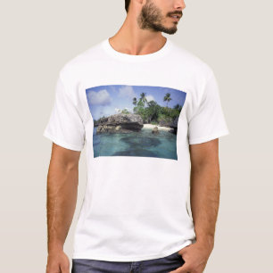 T-shirt Indonésia. Formações rochosas ao longo da costa