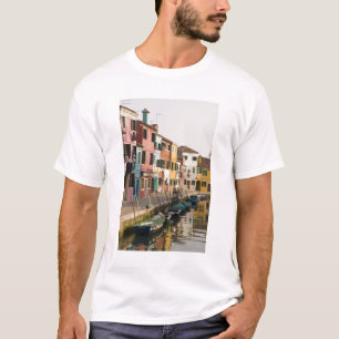 T-shirt Itália, Burano. Casas coloridas alinham um