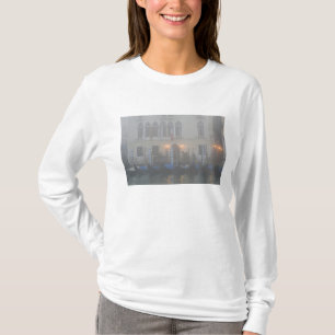 T-shirt Itália, Veneza. Uma fileira de gôndolas vistas atr