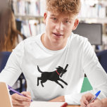 T-shirt Labrador Jogador Retriever Cachorro Negro Em Execu<br><div class="desc">Feliz Labrador Retriever vestindo uma coleira vermelha e correndo com uma vara. Esta camisa legal do cão amante está disponível em muitos estilos de camisa, incluindo camisas de manga longa e capuzes para homens, mulheres e crianças. Faz um presente de excelente para amantes do laboratório preto. Veja o Doodle World...</div>