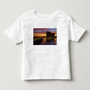 T-shirt Lagoa de recreação e apartamentos ao pôr do sol