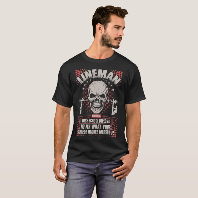 T-shirt Lineman que usa um diploma do ensino secundário (Frente Completa)