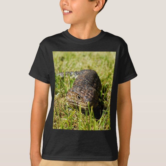 T-shirt Lizard De Língua Azul A Cair Na Grama, (Frente)