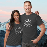 T-shirt Logotipo Vintage Ski Mountain Aspen Colorado Seu T<br><div class="desc">Esta camisa personalizada apresenta um logotipo antigo estilo rústico com uma montanha de esqui coberta de neve e bastões de esqui rústicos. Adicione seu texto personalizado - SKI CO, SKI VT, SKI CA, etc. e sua montanha de esqui favorita. Há também espaço para o seu nome ou iniciais. Excelente por...</div>