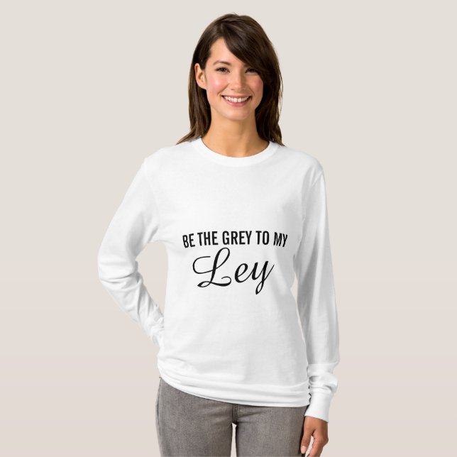 T-shirt longo cinzento oficial da Capa (Frente Completa)