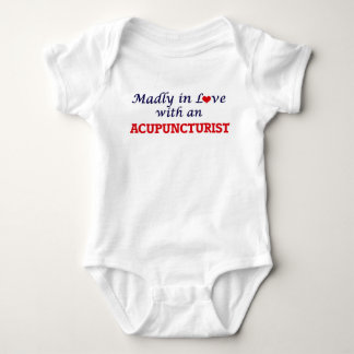 T-shirt Louca no amor com um Acupuncturist
