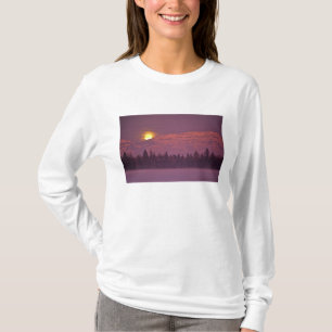 T-shirt Lua cheia nasce sobre a montanha Teakettle durante