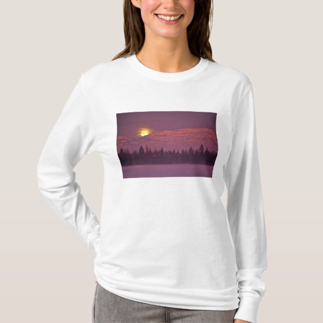 T-shirt Lua cheia nasce sobre a montanha Teakettle durante (Frente)