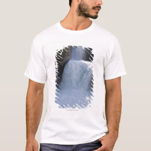 T-shirt Luz solar em cachoeiras no lado de uma montanha