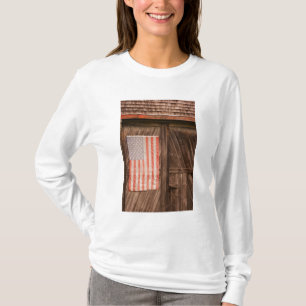 T-shirt Maine, Bandeira americana desbotada na porta de um