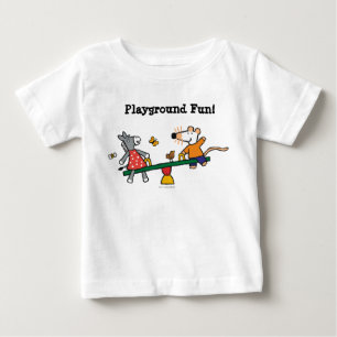 T-shirt Maisy e balanço Dotty no campo de jogos