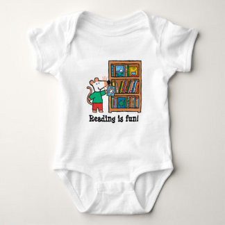 T-shirt Maisy e uma estante dos livros