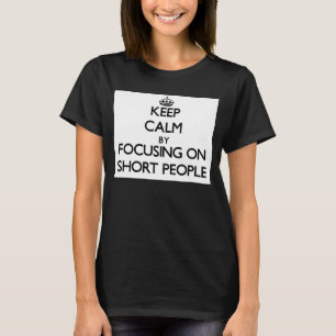 T-shirt Mantenha a calma focalizando em pessoas curtas
