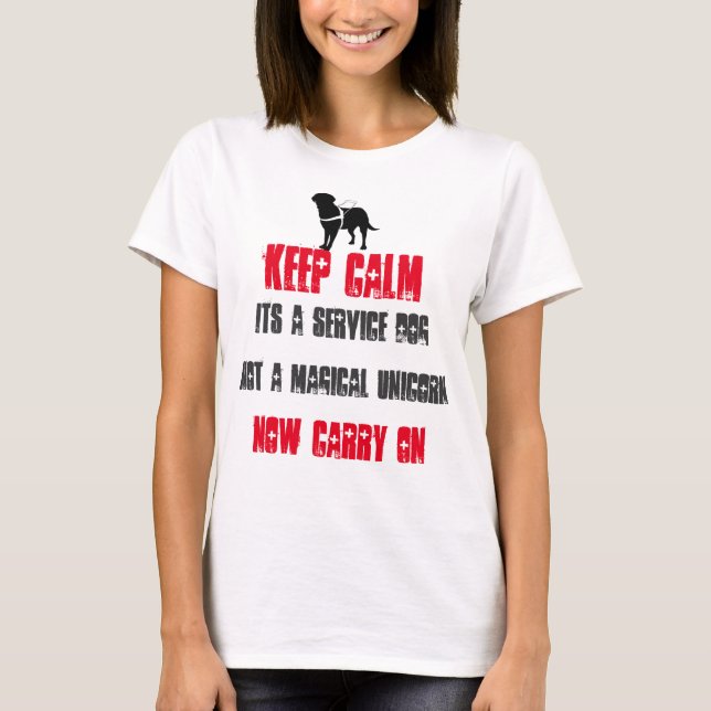 T-shirt Mantenha a calma sua um cão do serviço (Frente)