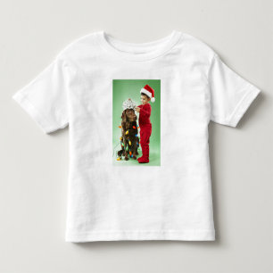 T-shirt Menino embrulhando as luzes de Natal ao redor de u