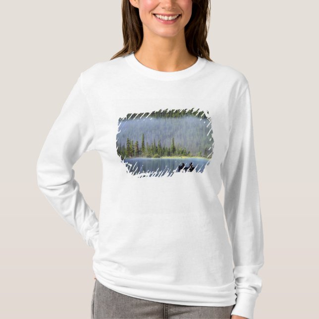 T-shirt Meninos pescando de canoa com névoa em (Frente)