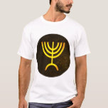 T-shirt Menorah Flame<br><div class="desc">Uma renderização digital da menorah judaica de sete ramificações (hebraico: מְ נ וֹ ה ). A menorah de sete ramificações, usada no santuário portátil montado por Moisés na selva e, mais tarde, no Templo em Jerusalém, tem sido símbolo do judaísmo desde a Antiguidade e é o emblema no casaco de...</div>