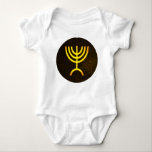 T-shirt Menorah Flame<br><div class="desc">Uma renderização digital da menorah judaica de sete ramificações (hebraico: מְ נ וֹ ה ‎). A menorah de sete ramificações, usada no santuário portátil montado por Moisés na selva e, mais tarde, no Templo em Jerusalém, tem sido símbolo do judaísmo desde a Antiguidade e é o emblema no casaco de...</div>