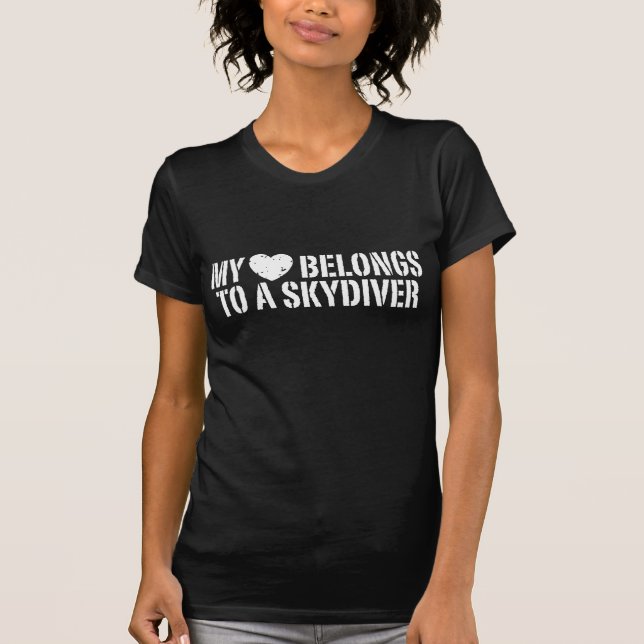 T-shirt Meu coração pertence a um Skydiver (Frente)