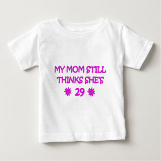 T-shirt Minha mãe ainda acha que ela tem 29 anos