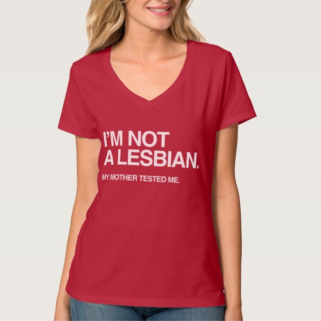 T-SHIRT MINHA MÃE ME TESTOU LESBIANA (Frente)