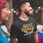 T-Shirt Modern Best Bonus<br><div class="desc">Legal t-shirt com o ditado "melhor pai de bônus", um coração bonito e os nomes das crianças. Um presente perfeito para o dia de os pais ou como uma surpresa especial de aniversário.</div>