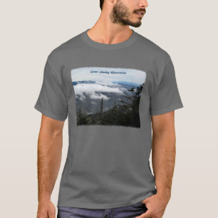 T-shirt Mtns fumarento acima das nuvens