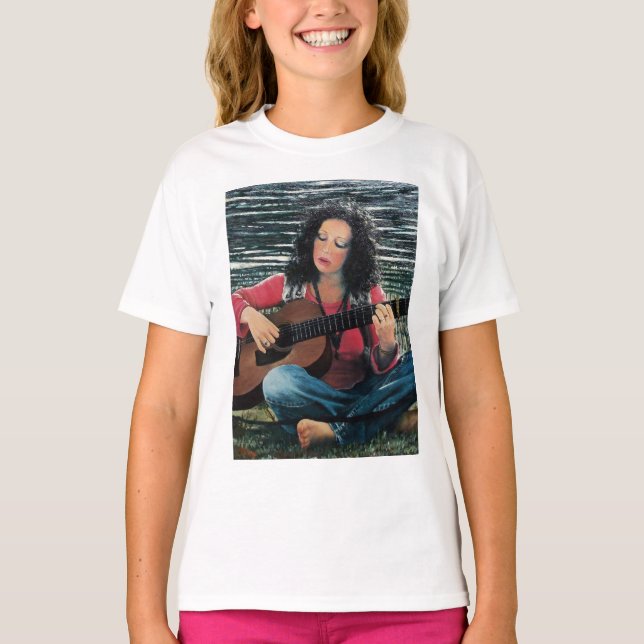 T-shirt Mulher Tocando Música Com Violão Acústico (Frente)