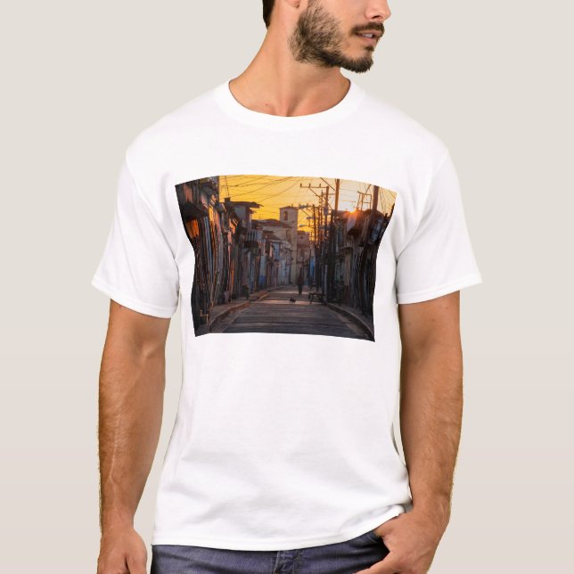 T-shirt Nascer do sol sobre a rua da cidade de Camaguey, (Frente)