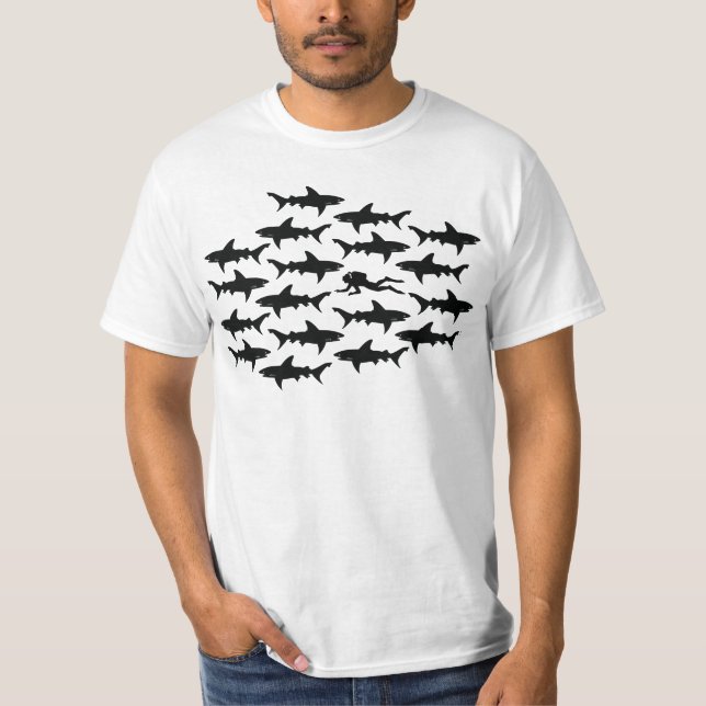 T-shirt Natação do mergulhador de mergulhador com tubarões (Frente)