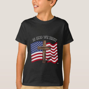 T-shirt No deus nós confiamos com cruz áspera e bandeira