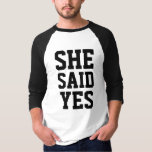 T-shirt Noivado ela disse sim<br><div class="desc">Engraçado e original maneira de anunciar seu casamento. Camiseta de casamento de casal. Definir x2. Ela / ele perguntou,  ele / ela disse sim. Coleção de casamento. Voltar : data de edição</div>