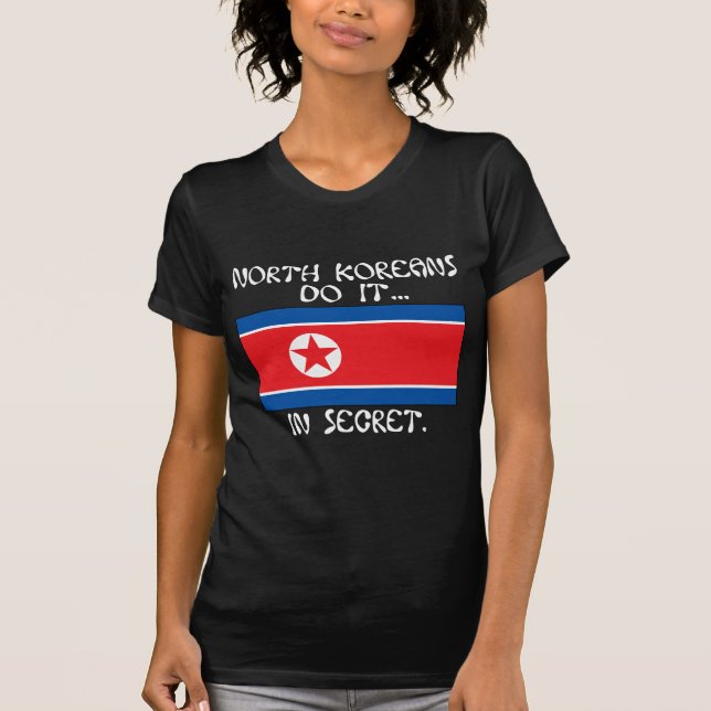 T-shirt Norte-coreanos Fazem Isso... Em Segredo. (Frente)