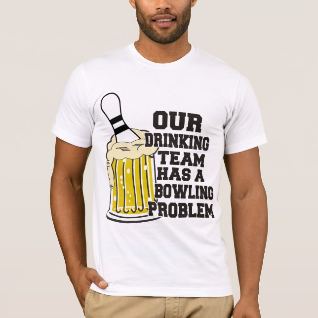 T-shirt Nossa equipe do bebendo tem um problema da boliche (Frente)