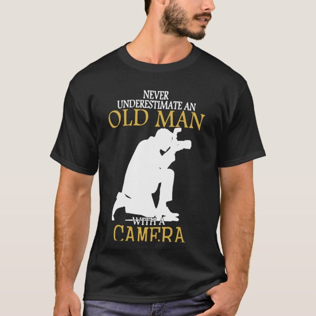 T-shirt Nunca subestime o ancião com câmera (Frente)