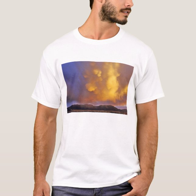 T-shirt Nuvens de Tempestade na Faixa Centenária em Montan (Frente)