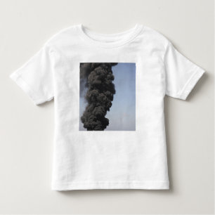 T-shirt Nuvens escuras de fumaça e fogo emergem