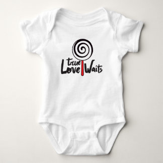 T-shirt O amor verdadeiro espera a ligação em ponte de