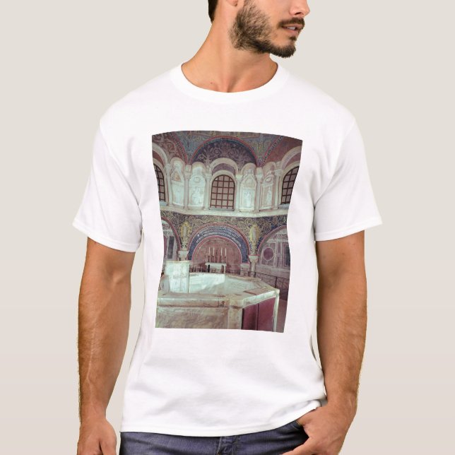 T-shirt O apse com a pia batismal baptismal (Frente)