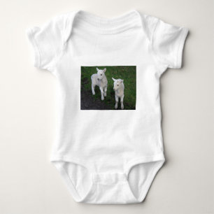 T-shirt O bebê bonito do rancho da fazenda junta o