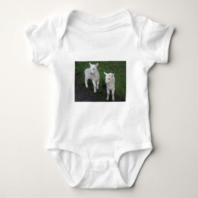 T-shirt O bebê bonito do rancho da fazenda junta o (Frente)
