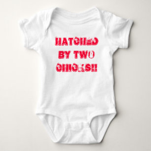 T-shirt O bebê lésbica das mães cresce. Chocado por doi