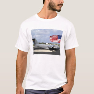 T-shirt O C-17 Globemaster III senta-se no flightline