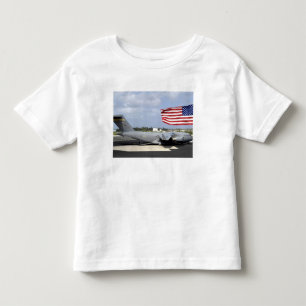 T-shirt O C-17 Globemaster III senta-se no flightline