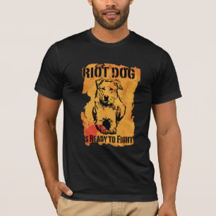 T-shirt o cão do motim está pronto para lutar