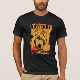 T-shirt o cão do motim está pronto para lutar