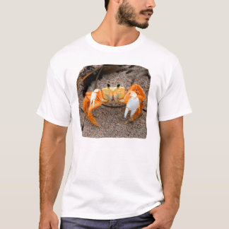 T-shirt O caranguejo de violinista na praia colorized a