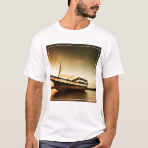 T-shirt O corpo do navio velho Bali, Indonésia