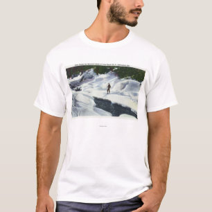 T-shirt O esquiador através dos campos pausa pelo ribeiro