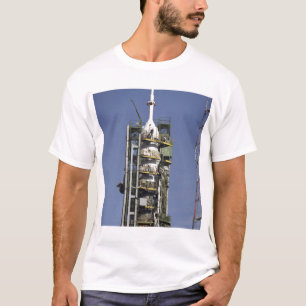 T-shirt O foguete de Soyuz é erigido na posição